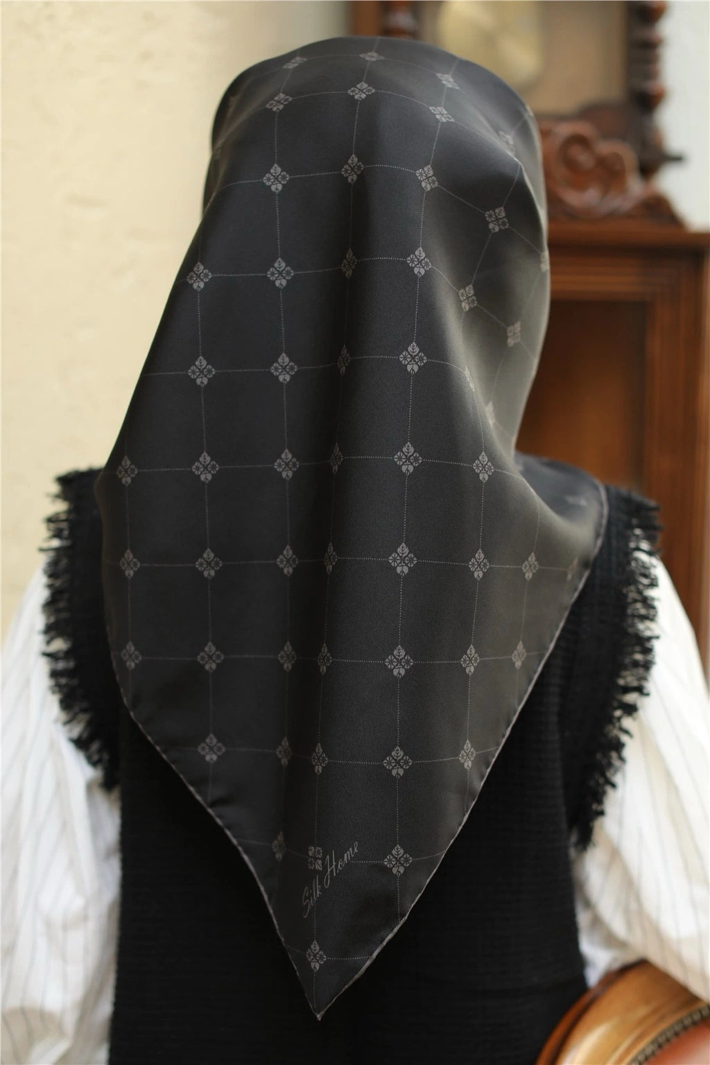 Silkhome Siyah Desenli Tivil İpek Eşarp 11392-02