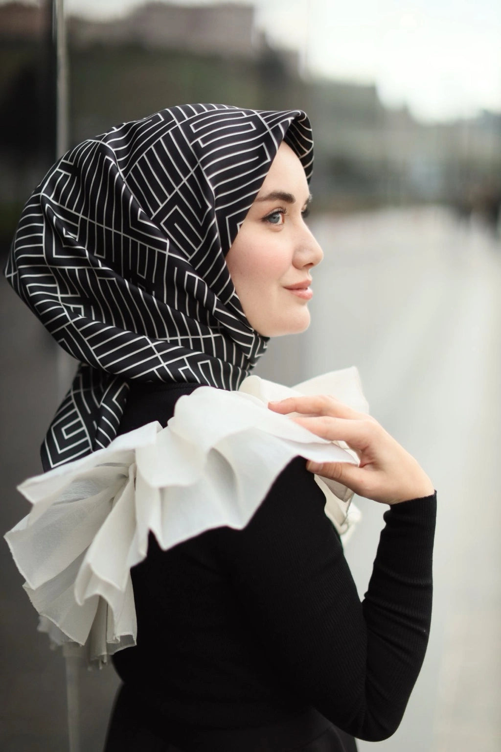 Silkhome Siyah Beyaz Çizgili Twill İpek Eşarp 11390-01