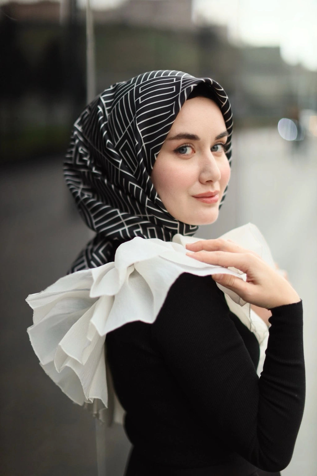 Silkhome Siyah Beyaz Çizgili Twill İpek Eşarp 11390-01